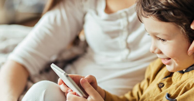 Le temps d’écran et les médias numériques : des conseils aux parents d’enfants d’âge scolaire et d’adolescents